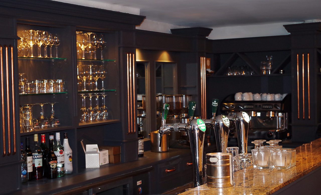 De bar van Steakhouse Floor: antraciet kasten met koperen buizen