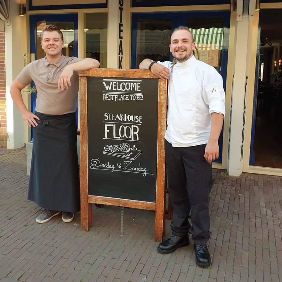 De gebroeders Boelhouwers voor de deur