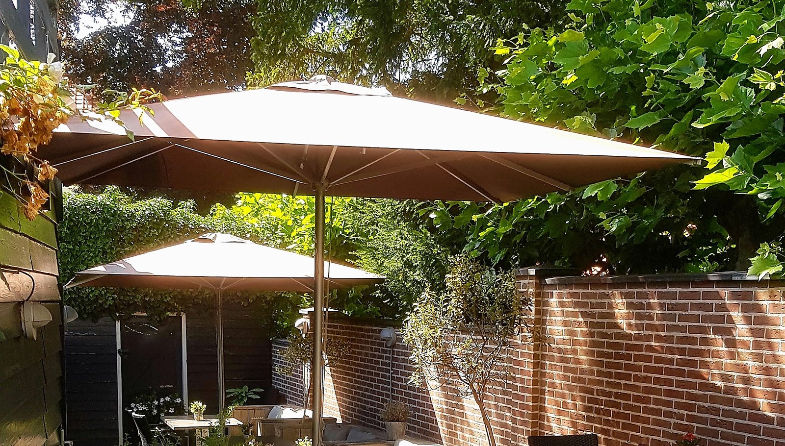 De binnentuin met parasols